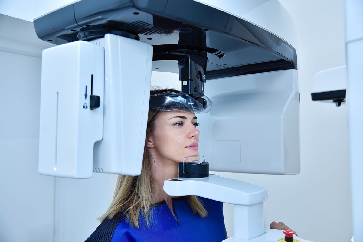 Tomografia CBCT: kiedy dentysta zleca badanie 3D i jak się do niego przygotować?