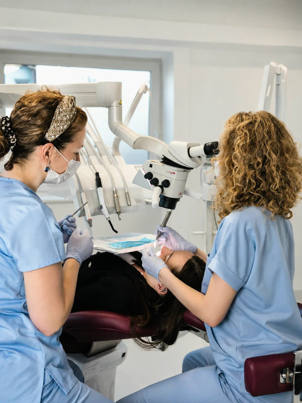Zespół stomatologów Sana Dente podczas leczenia kanałowego z użyciem mikroskopu