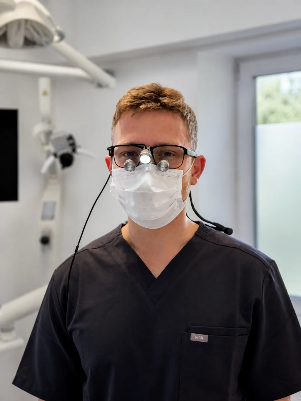 Stomatolog Sana Dente w lupach zabiegowych - precyzyjna praca w stomatologii estetycznej
