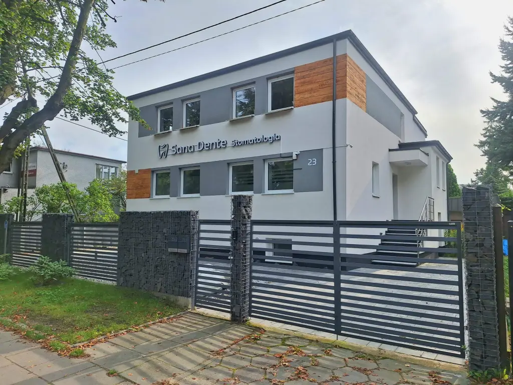 Gebäude der Sana Dente Klinik in der ul. Kapliczna 23/1 in Gdańsk Jelitkowo