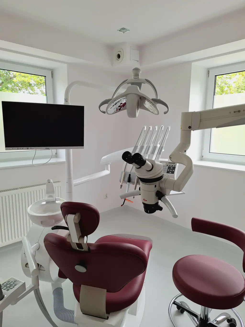 Gabinet Sana Dente - unit stomatologiczny z mikroskopem i monitorem