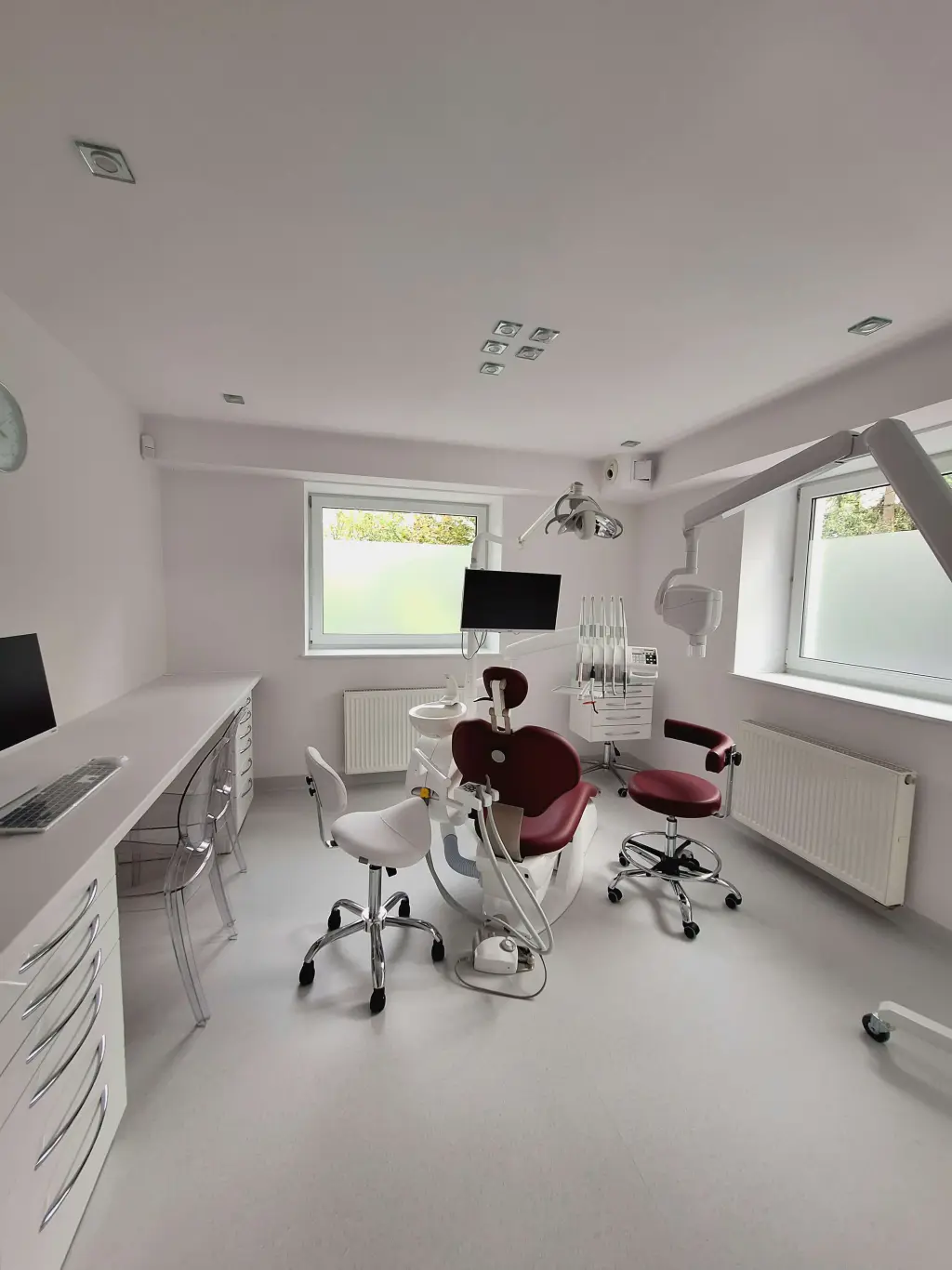 Nowoczesny gabinet zabiegowy Sana Dente przygotowany do zabiegów implantologicznych