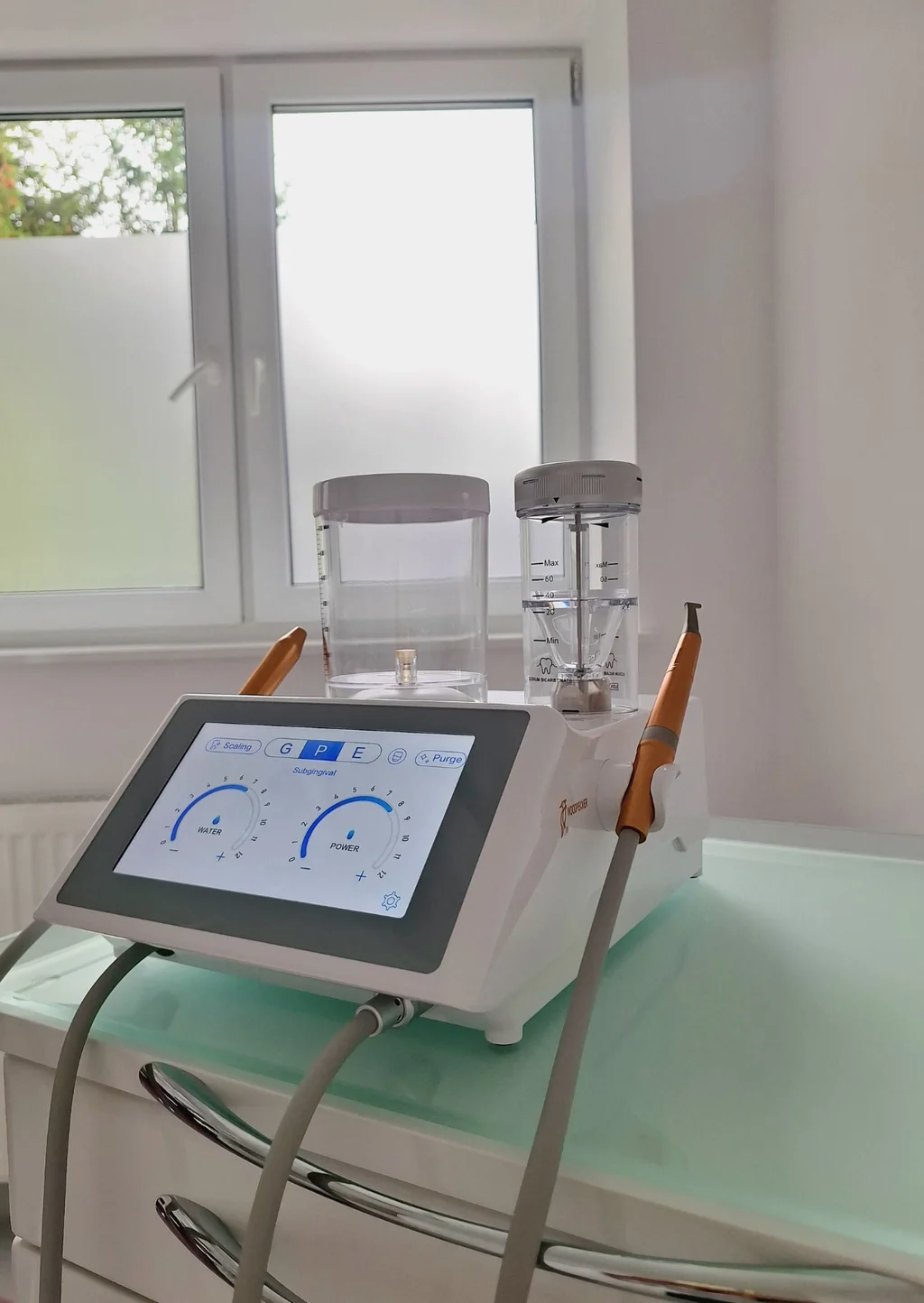 Urządzenie do higienizacji zębów w Sana Dente - skaler ultradźwiękowy z piaskarką
