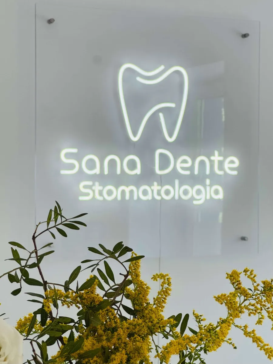 Sana Dente Neonschild im Empfang der Klinik